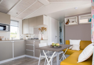 Cucina e zona pranzo luminose e moderne nello chalet Stacaravan Family a Flower Camping Au Bois Des Biches, Francia.