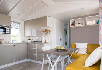 Cucina e zona pranzo luminose e moderne nello chalet Stacaravan Family a Flower Camping Au Bois Des Biches, Francia.