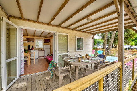 Overdekt terras en eetplaats bij Cottage Family, Flower Camping Au Bois Des Biches, Frankrijk.