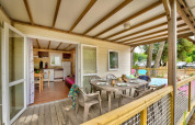 Terrasse couverte et coin repas au Cottage Family, Flower Camping Au Bois Des Biches, France.