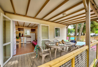 Overdekt terras en eetplaats bij Cottage Family, Flower Camping Au Bois Des Biches, Frankrijk.