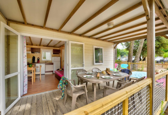 Überdachte Terrasse und Essbereich im Cottage Family, Flower Camping Au Bois Des Biches, Frankreich.