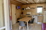 Cuisine moderne et coin repas au chalet Cottage Family, Flower Camping Au Bois Des Biches, en France.