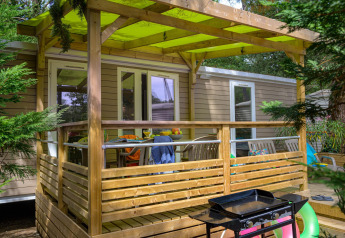 Holzterrasse mit Grill am Stacaravan Premium+ auf Flower Camping Au Bois Des Biches in Frankreich.