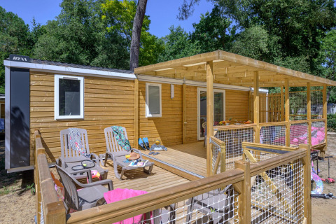Chalet Stacaravan Family de madera con terraza cubierta en Flower Camping Au Bois Des Biches, Francia.