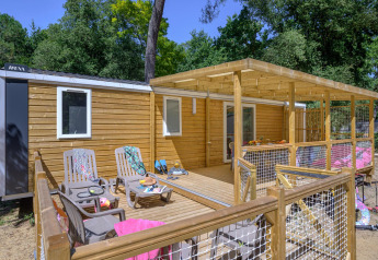 Holzchalet Stacaravan Family mit überdachter Terrasse auf Flower Camping Au Bois Des Biches in Frankreich.