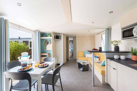 Interior luminoso y moderno del chalet Stacaravan Family en Flower Camping Au Bois Des Biches, Francia.