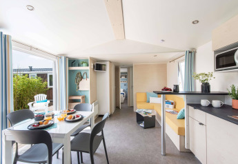 Helles, modernes Chalet-Stacaravan Family bei Flower Camping Au Bois Des Biches in Frankreich.