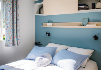Chambre lumineuse et confortable du Stacaravan Family au Flower Camping Au Bois Des Biches, France.