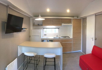 Indvendig billede af Stacaravan Premium+ chalet på Flower Camping Au Bois Des Biches med moderne køkken.