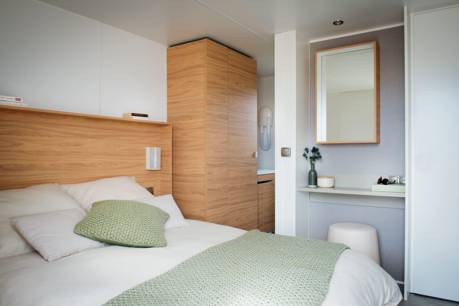 Moderne slaapkamer in Stacaravan Premium+ bij Flower Camping Au Bois Des Biches in Frankrijk, gezellig ingericht.