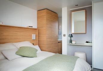 Modernes Schlafzimmer im Stacaravan Premium+ bei Flower Camping Au Bois Des Biches in Frankreich.