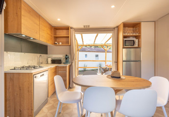 Cucina moderna e zona pranzo nello Stacaravan Garden al Flower Camping Au Bois Des Biches in Francia con vista terrazza.