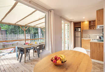 Binnenzicht op keuken en terras bij Stacaravan Garden, Flower Camping Au Bois Des Biches, Frankrijk.