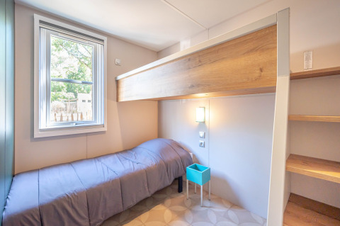 Camera singola luminosa a Stacaravan Garden con letto e finestra, Flower Camping Au Bois Des Biches, Francia.