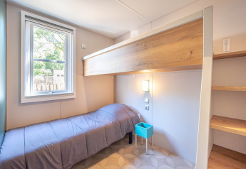 Camera singola luminosa a Stacaravan Garden con letto e finestra, Flower Camping Au Bois Des Biches, Francia.