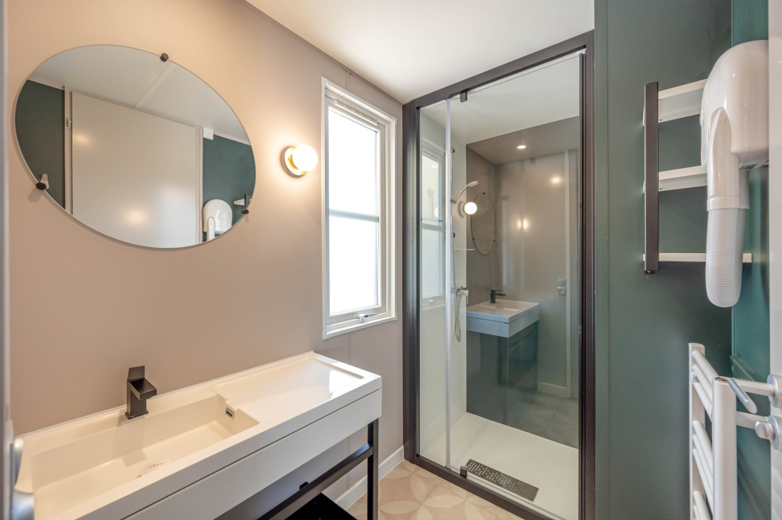 Moderne badkamer met douche, grote spiegel en wasbak in Stacaravan Garden, Flower Camping Au Bois Des Biches, Frankrijk.