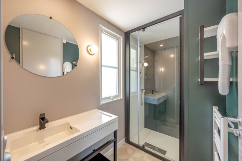 Moderne badkamer met douche, grote spiegel en wastafel bij Stacaravan Garden, Flower Camping Au Bois Des Biches, Frankrijk.
