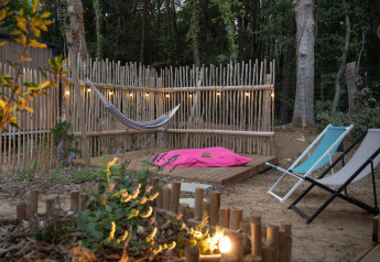 Gemütlicher Außenbereich mit Hängematte und Liegestühlen bei Stacaravan Garden, Flower Camping Au Bois Des Biches.