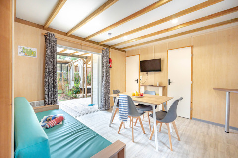 Interior de la cabaña Cottage Garden en Flower Camping Au Bois Des Biches, Francia, con decoración moderna.