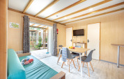 Indvendig udsigt over Cottage Garden-hytten på Flower Camping Au Bois Des Biches med moderne møbler.