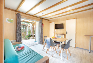 Interior de la cabaña Cottage Garden en Flower Camping Au Bois Des Biches, Francia, con decoración moderna.