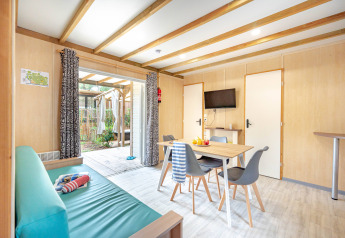 Indvendig udsigt over Cottage Garden-hytten på Flower Camping Au Bois Des Biches med moderne møbler.