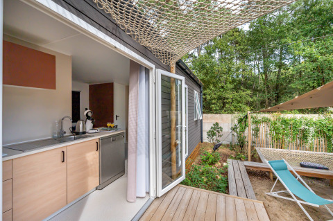 Modern chalet Stacaravan Tribu bij Flower Camping Au Bois Des Biches in Frankrijk, met terras en tuin.