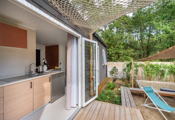 Chalet moderno Stacaravan Tribu al Flower Camping Au Bois Des Biches in Francia, con terrazza e giardino.