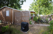 Mobil-home premium en bois de 33m² avec terrasse couverte et vélos au Flower Camping La Canadienne en France.