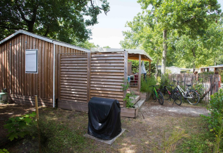 Premium træn mobilhome på 33m² med overdækket terrasse og cykler, beliggende på Flower Camping La Canadienne.
