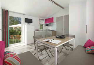 Casa mobile in legno premium 33m² con tavolo da pranzo e vista giardino presso Flower Camping La Canadienne, Francia.