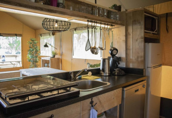 Espace cuisine du Safari tent Cottage au camping 't Geuldal aux Pays-Bas, avec équipements modernes.