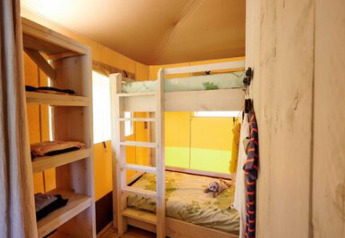 Interior view of a safari tent cottage at Campsite 't Geuldal in the Netherlands, featuring bunk beds.
