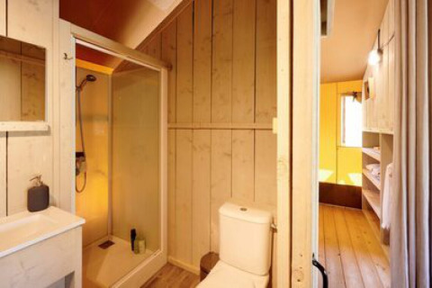 Bagno nel Safari tent Cottage al campeggio 't Geuldal, interno in legno con doccia e WC.