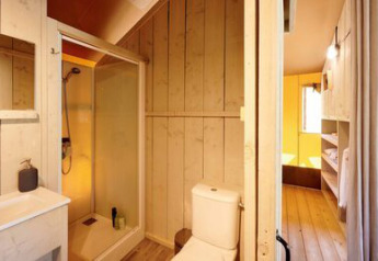 Bagno nel Safari tent Cottage al campeggio 't Geuldal, interno in legno con doccia e WC.