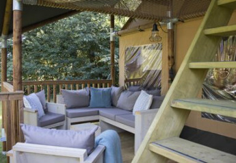 Cozy patio seating at the Safari tent 'Ranger' at Campsite 't Geuldal in the Netherlands, with sofas.