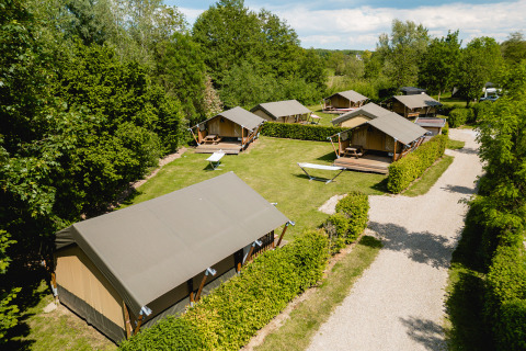 Vue aérienne de la tente Safari Compact au camping 't Geuldal aux Pays-Bas, entourée de verdure.