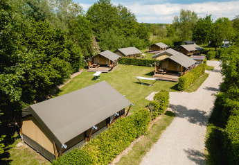 Aerial view of Safari Tent Compact at Campsite 't Geuldal in the Netherlands, surrounded by greenery.