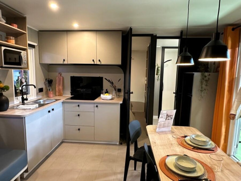 Moderne keuken en eetruimte in Limburg Lodge op camping 't Geuldal in Nederland.