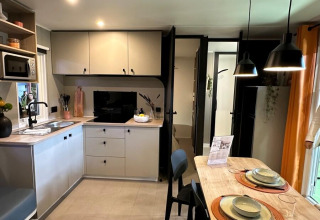 Moderne keuken en eetruimte in Limburg Lodge op camping 't Geuldal in Nederland.
