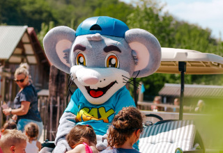 Bambini abbracciano una mascotte topo al campeggio 't Geuldal nel Limburgo, Paesi Bassi, giornata estiva.