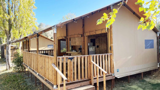 Tenda safari Glamping Lodge PREMIUM in legno e tessuto, con veranda, immersa nella natura.
