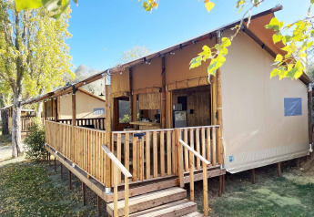 Tienda safari Glamping Lodge PREMIUM de madera y lona con terraza en entorno natural pintoresco.