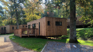 Cabañas de madera en medio de la naturaleza en Hameau de la Semois, un parque vacacional en Bélgica.