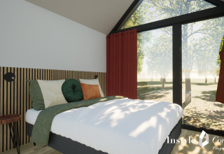 Moderne lodge-soveværelse med store vinduer og skovudsigt hos Cosy Lodge, Camping Si-Es-An, Holland.