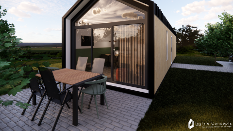 Udendørs spiseområde foran Reestdal Lodge ved Camping Si-Es-An, omgivet af natur i Holland.