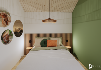 Chambre à la Reestdal lodge du Camping Si-Es-An, Pays-Bas, mur vert et décorations photo de nature.