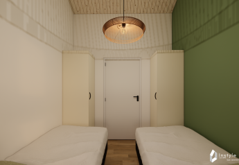 Deux lits simples, armoires et mur vert dans une chambre moderne du Reestdal lodge à Camping Si-Es-An.