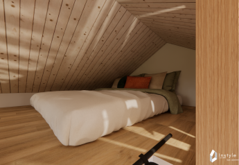 Chambre en mezzanine chaleureuse au plafond bois incliné au Reestdal lodge, Camping Si-Es-An, Pays-Bas.